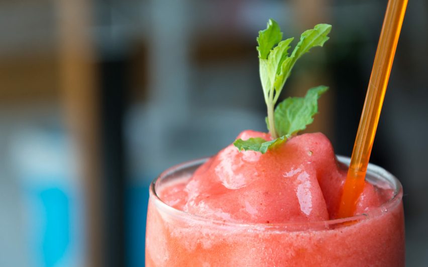 Come preparare uno slushie usando una macchina professionale per slushie
